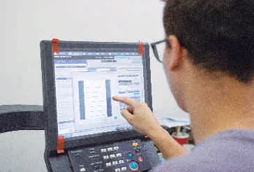 Operador na impressora digital