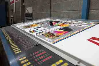 Mesa de controle da impressora offset com folhas impressas